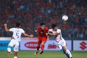 進靈(紅衣)攻破柬埔寨城門瞬間。（圖源：互聯網）