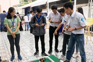 青年嘗試用手提控制機械車。