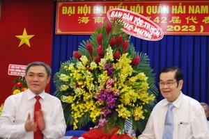 市民族處主任黃文鴻玉 (左)向吳清華理事長祝賀大 會成功舉辦。