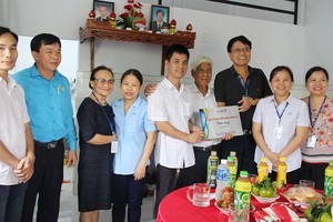 黃友會一家獲得“西貢3員工”基金贈送溫情屋。