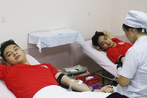 儘管本市遭九號颱風影響而出現強降雨現象，但25日當天，仍有不少年輕人前往參加捐血盛會。（示意：互聯網）