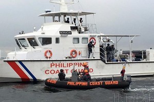 日本海上保安廳與菲律賓海岸警衛隊在該國首都馬尼拉海域舉行了應對海盜的聯合訓練。（圖源：共同社）