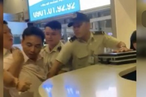 攻擊航空人員的男乘客被機場保安隊員及時控制。（圖源：視頻截圖）