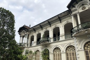 位於第三郡武文秦街 110 - 112 號的老別墅得以完整保留下來。