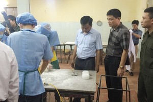 食品安全局工作團檢查某食品生產單位。