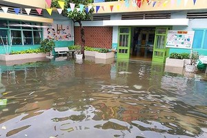 本月26日，儘管颱風已過，但第八郡第五坊的童年幼兒園內仍嚴重水淹。