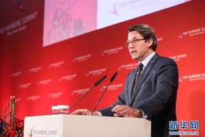 11月27日，在德國漢堡，德國交通部長長安德列亞斯‧朔伊爾在中歐論壇漢堡峰會閉幕式上講話。（圖源：新華社）