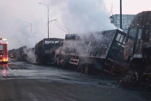 爆炸現場。（圖源：新華社）