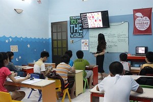 售價一億八千萬元，高出市價一倍的互動面板卻走進了本市各所學校的課堂裡。