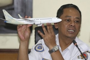 印尼運輸部門官員向記者解釋空難原因。（圖源：AP）