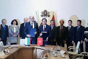 勞動與榮軍社會部長陶玉容（前右）與保加利亞勞動與社會政策部長簽訂勞工就業合作協議。（圖源：T.Giáp）