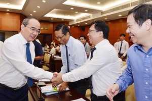 市委書記阮善仁與各代表交流。（圖源：越勇）