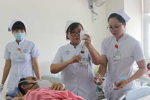 大水鑊醫院肝臟腫瘤科護士們悉心照料孤苦無依的病人。