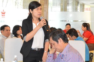 郡經濟科副科長黎碧蓮解答經營戶提出的問題。