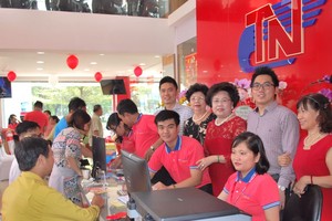 開張當日，吸引眾多顧客前來購車。