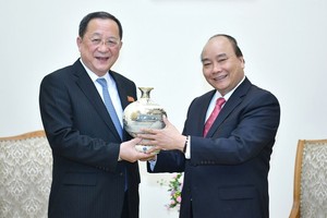 政府總理阮春福向朝鮮外長李勇浩贈送紀念品。（圖源：光孝）