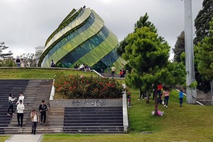 大勒市林園廣場區域被遊客塗鴉。