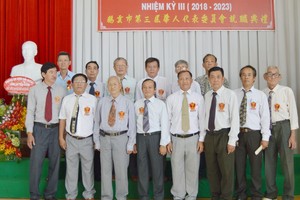 執委會各成員向來賓致敬。