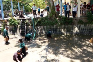 遊客在生態旅遊區抓魚。