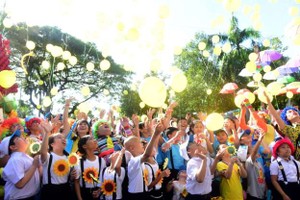 小朋友在盛會上放飛氣球。（圖源：緣潘）