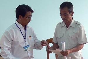 2017年《國家賠償責任法》有很多新的和 進步的內容，創造更多順利條件讓如黃文能 （右）的受冤案者要求賠償、道歉。