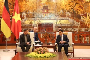 河內市人委會主席阮德鍾（前右）接見德國萊比錫（Leipzig）市第一市長托特‧保鈕。（圖源：秀英）