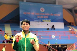 華人運動員林東旺奪得男子組“雙鍊馬刀”賽項的金牌。