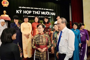 與會代表在交換意見。（圖源：VOV）