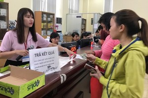 自昨(4)日起，郵局可代辦司法履歷表。圖為市民在市司法廳辦理行政手續。（圖源：孟和）