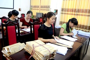 2019 年高考評分工作將更嚴格。圖為教師們在為高考試卷評分。（示意圖源：互聯網）