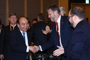 政府總理阮春福與企業交談。（圖源：越通社）