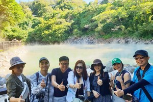 越媒踩線團歡遊地熱谷。