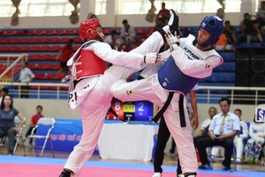 本市運動員李鴻福（紅甲）奪得金牌。（圖源：黎江）