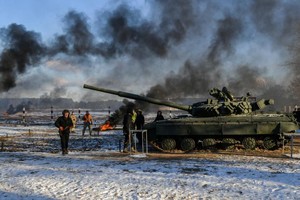 烏克蘭軍隊在俄烏邊境進行軍演，波羅申科現場觀摩。（圖源：路透社）