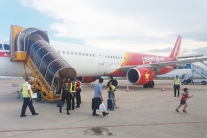 降落內牌國際機場後，機長決定將兩名擾亂秩序乘客逐出機外，並移交給機場職能機關處理。（示意圖源：互聯網）