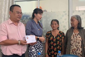 第十一郡企業家協會執委會代表分別贈送給華人婦女黃玉亮及阮金英各600萬元，以協助她們治病。