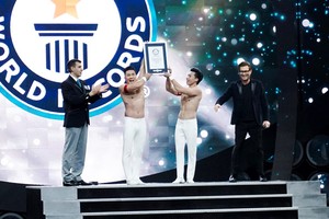 華人雜技兄弟創下新世界紀錄。（圖源：越科）