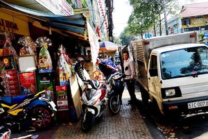 店舖霸佔全部第五郡阮知方街人行道。