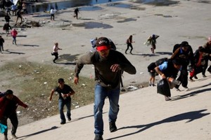 試圖非法穿越美國與墨西哥邊境的中美洲移民。（圖源：路透社）