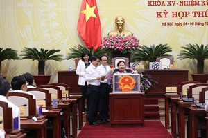 河內市人民議會代表進行投信任票。（圖源：河內新聞網）