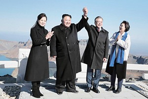 韓國民調：逾六成韓國人歡迎金正恩訪韓。圖為9月20日，文在寅夫婦（右）及金正恩夫婦（左）同登白頭山。（圖源：AP）