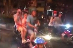 某男童騎著小型摩托車上街。（圖源：視頻截圖）