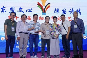 曾廣健和冬夢（左三、四）在領獎上與國內外作家合照。