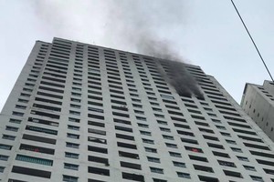 河內市鈴潭公寓發生火警，從HH3B單元第31層冒出濃煙。（圖源：黃丹）