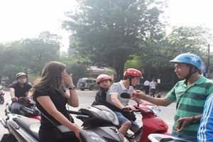 喬裝成平民的交警截停一起違反交規後，出示交警執法證。（圖源：互聯網）