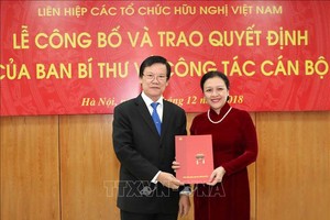 中央組織部副部長何班（左）向外交部副部長阮芳娥轉授黨中央書記處關於幹部工作第939號《決定》。（圖源：越通社）