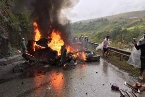 牽引車擦撞山壁後起火燃燒現場。（圖源：互聯網）