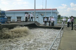 環境檢查團探訪越南-新加坡工業區污水處理系統。