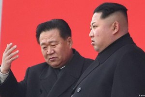 朝鮮二號強人崔龍海遭美制裁。圖為崔龍海和金正恩。（圖源：互聯網）