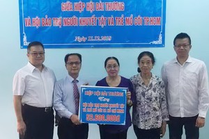 余俊迪監事長(左一)、鄭文忠會長(左二)與張世雄副會長(右一)交善款給該中心。